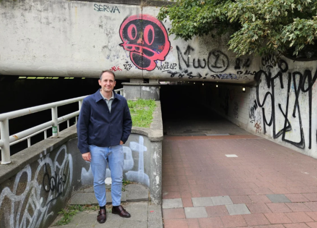 'De smalle tunnel bij de Statenweg onder het spoor door ziet er zo verloederd uit dat je er in de late uurtjes niet met een veilig gevoel doorheen fietst.'