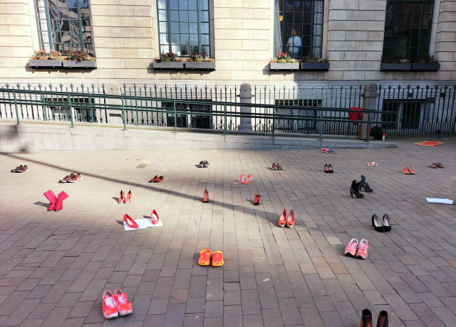 Rode schoenen voor het stadhuis