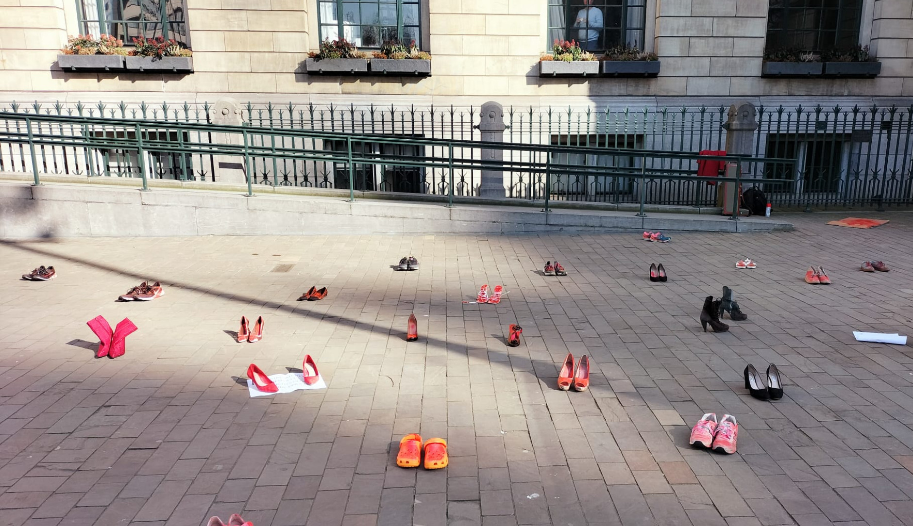 Rode schoenen voor het stadhuis