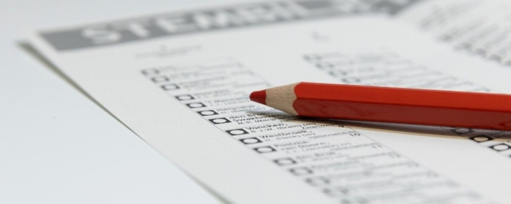 Rood potlood op een stemformulier