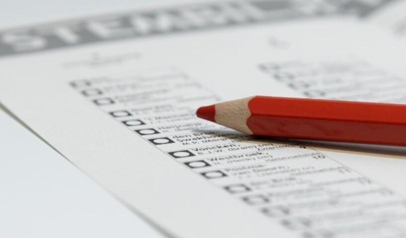 Rood potlood op een stemformulier