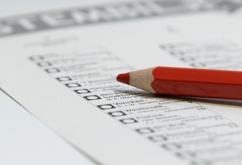 Rood potlood op een stemformulier