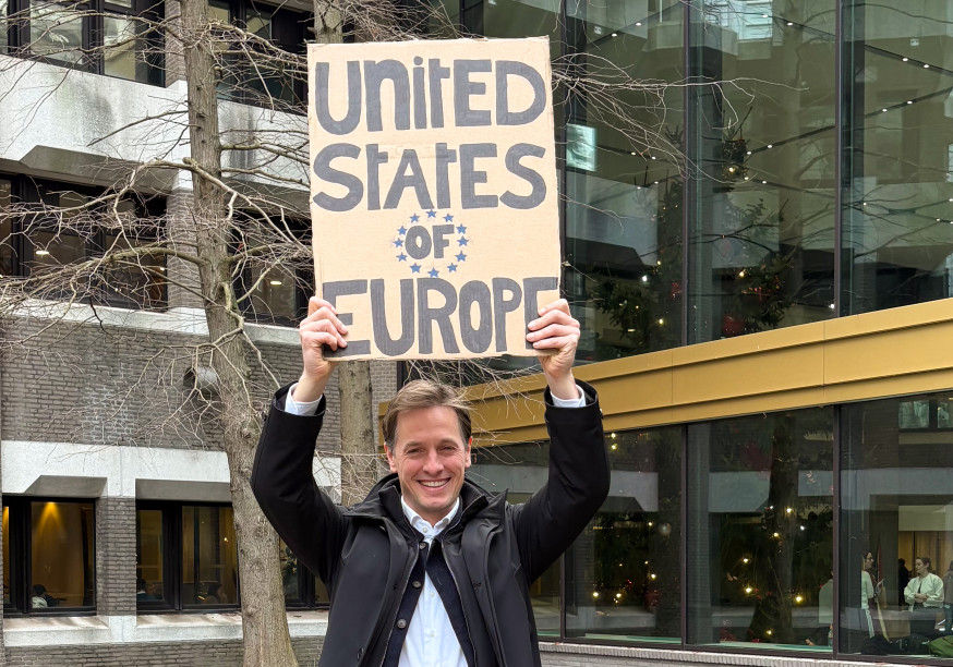 Laurens Dassen houdt kartonnen bord omhoog 'united states of europe'