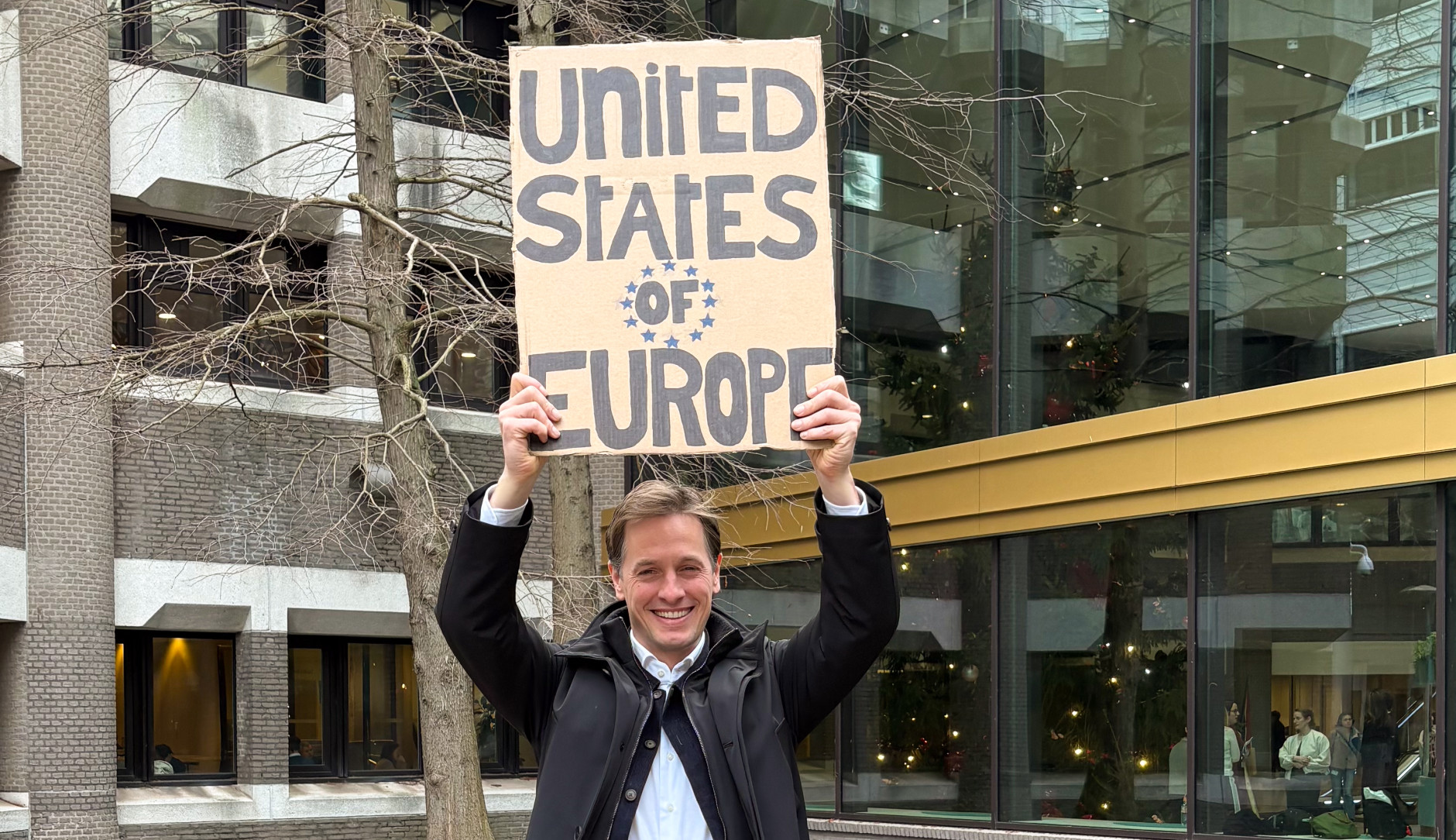 Laurens Dassen houdt kartonnen bord omhoog 'united states of europe'