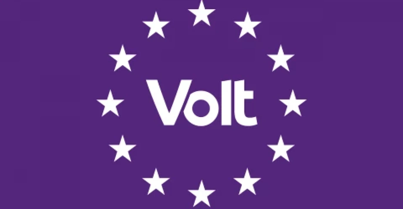 Wit Volt logo in witte Eu sterren voor paarse achtergrond