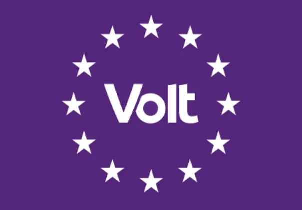 Wit Volt logo in witte Eu sterren voor paarse achtergrond