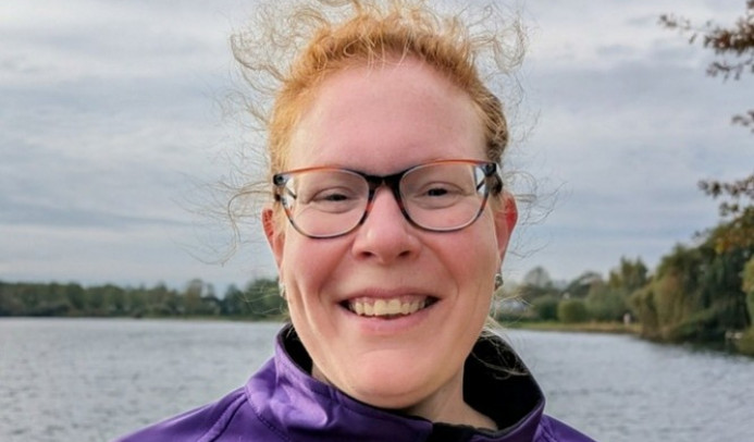 Lianne van Swieten, nummer 2 van Volt Woerden voor de gemeenteraadsverkiezingen staat bij Cattenbroekerplas