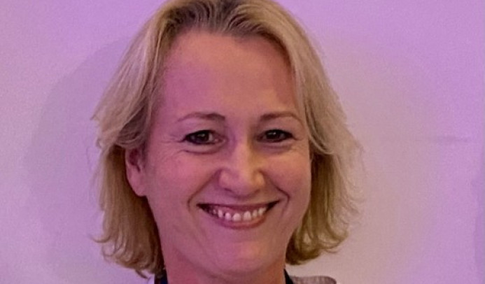 Joke Brunt, kandidaat gemeenteraadslid voor Volt Woerden houdt bord 