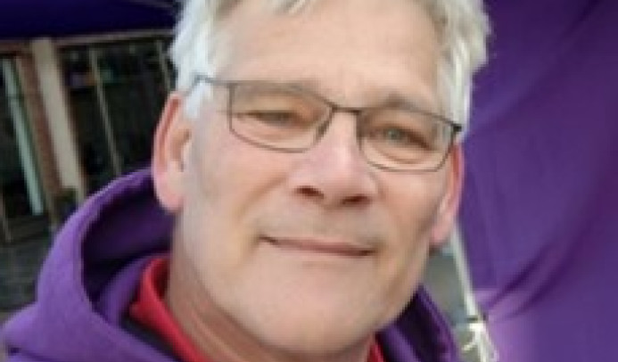 Hans de Jong in een Volt trui. Hij is nummer 5 voor de gemeenteraadsverkiezingen van Volt Woerden