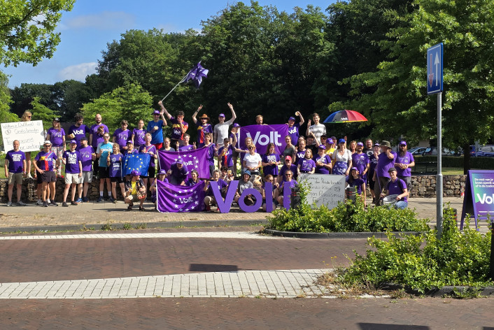 Grensprotest in Glanerbrug met een grote groep Volt leden uit Nederland en Duitsland