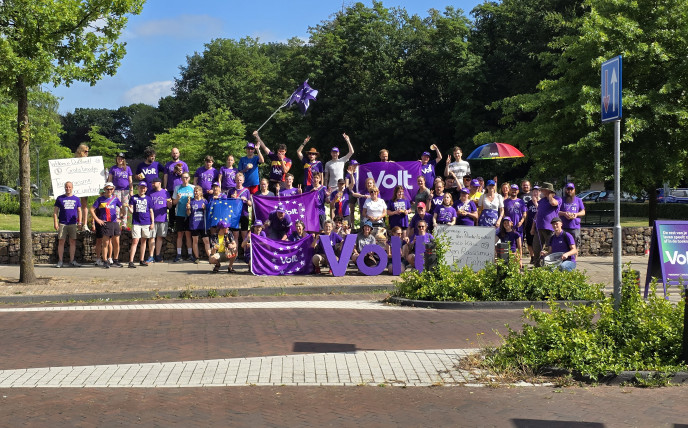 Grensprotest in Glanerbrug met een grote groep Volt leden uit Nederland en Duitsland