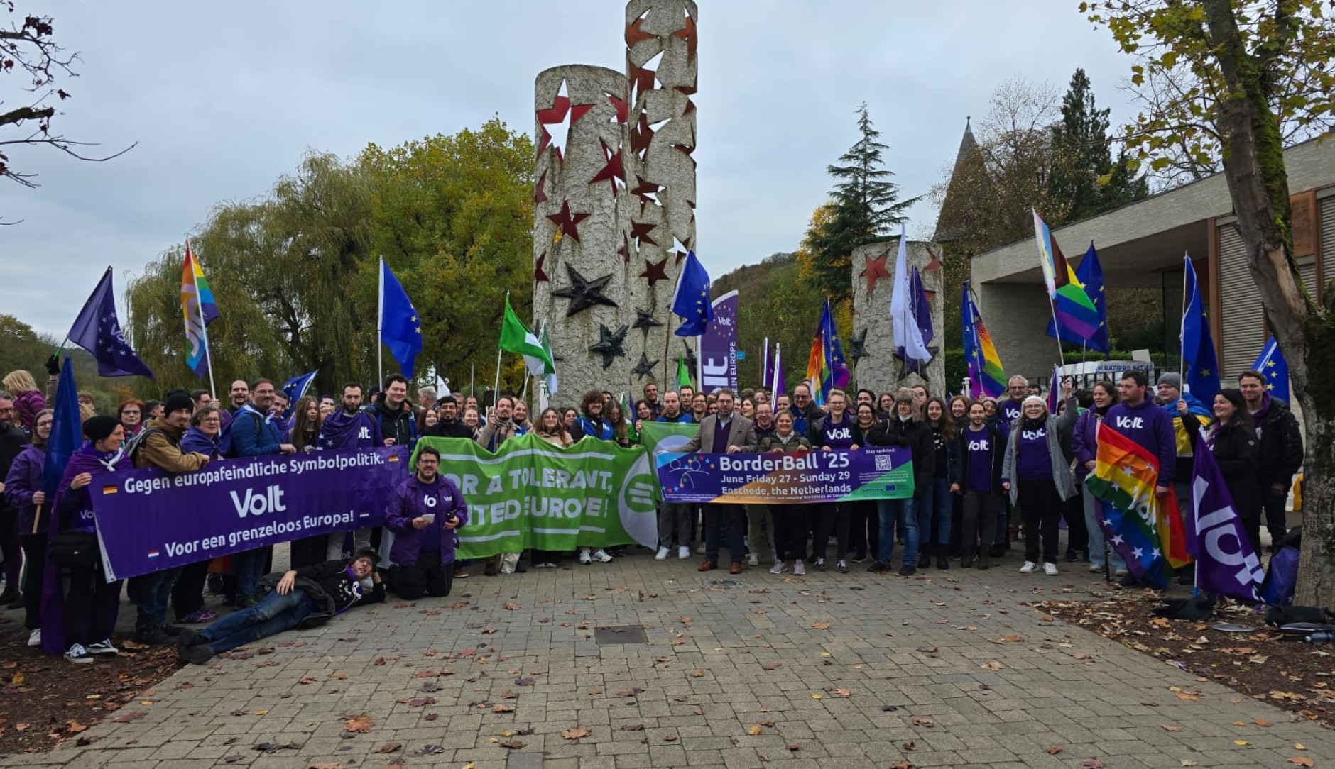 Volt demonstratie open grenzen en reclame borderball