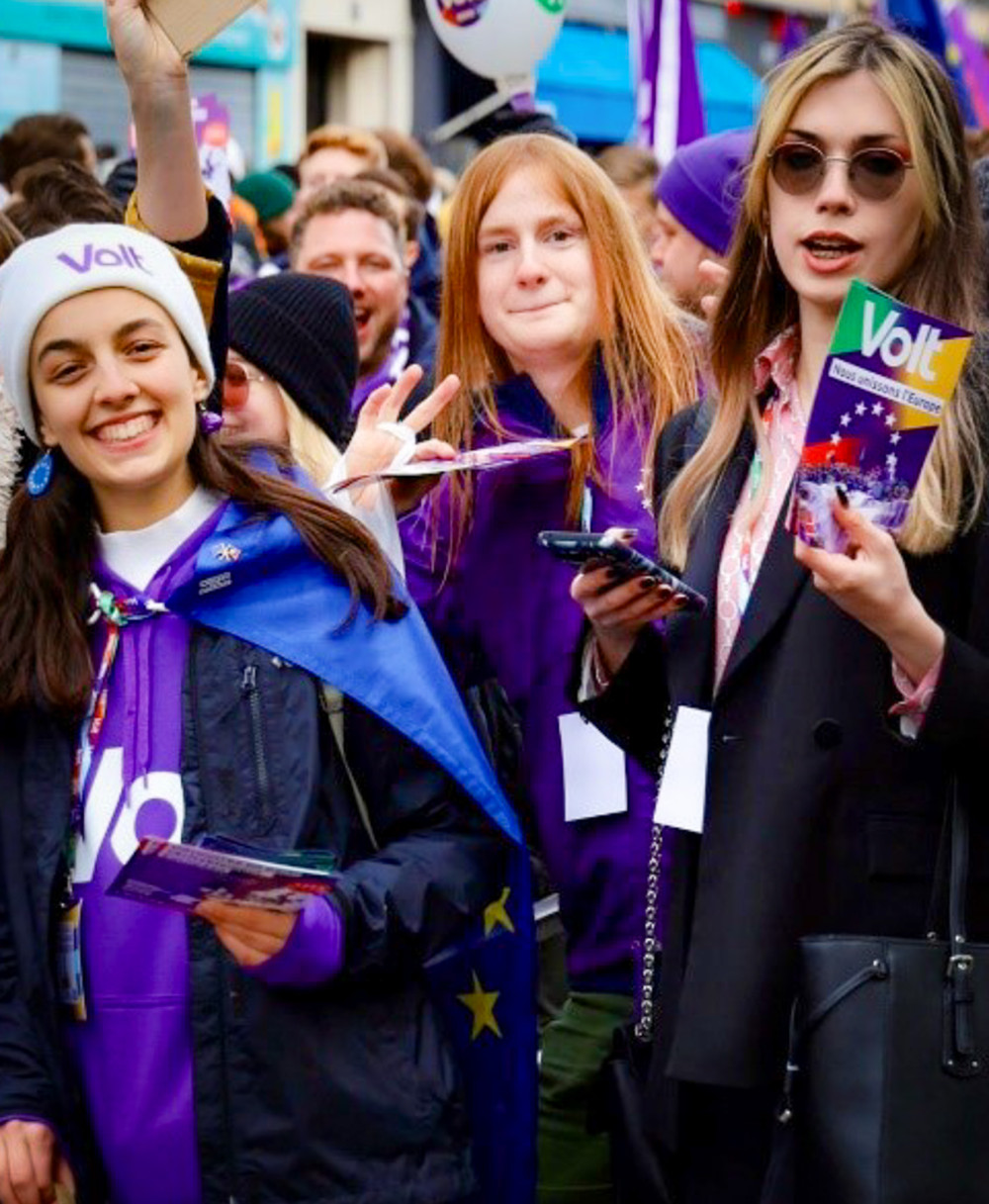 Drie vrouwen die mee doen tijdens een Volt mars