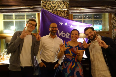 Leden Volt LV voor een vlag op de borrel