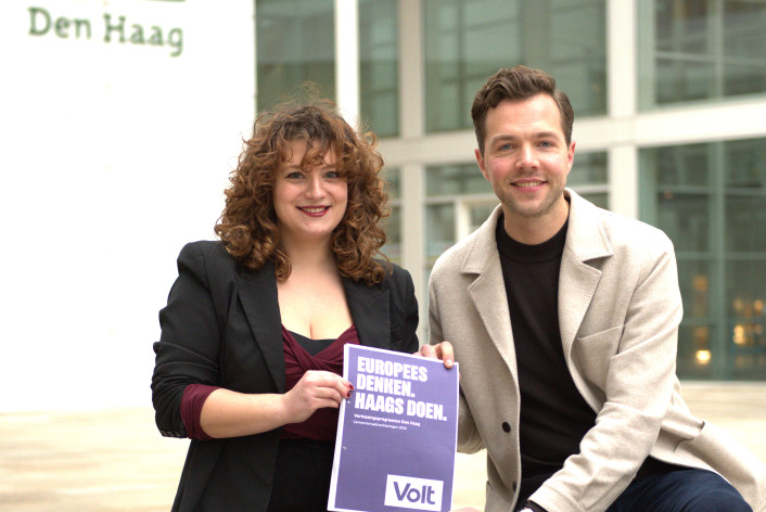 Een foto van de co-lijsttrekkers Mylene Tabernal en Jonne Tuijn die het verkiezingsprogramma vast houden.