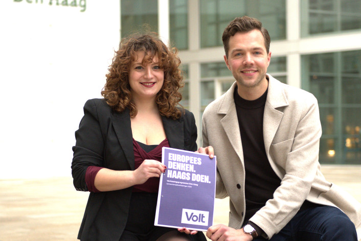 Een foto van de co-lijsttrekkers Mylene Tabernal en Jonne Tuijn die het verkiezingsprogramma vast houden.