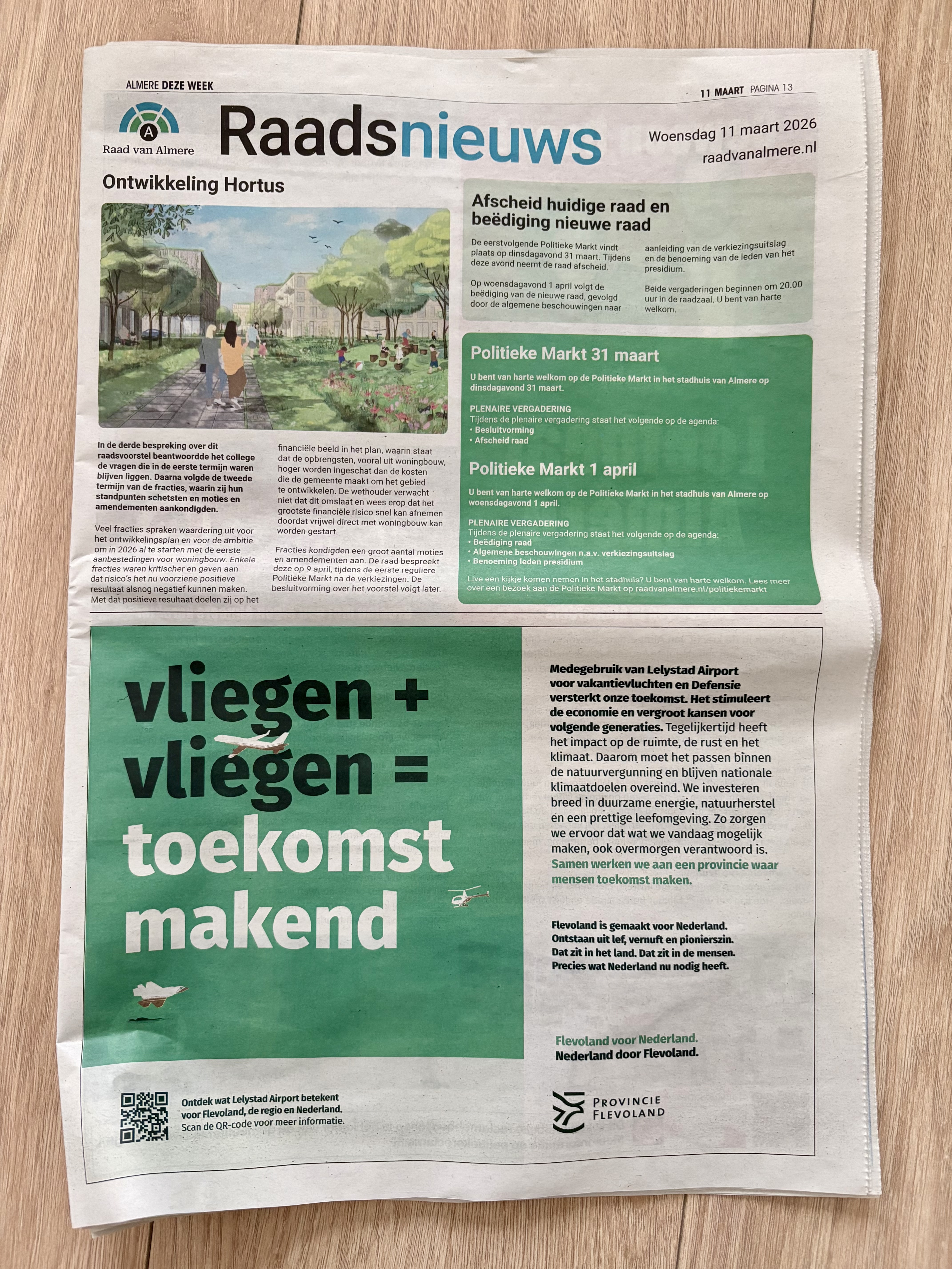 Pagina uit Almere DEZE WEEK van 11 maart met op de pagina Raadsnieuws een advertentie van de provincie Flevoland met de tekst vliegen + vliegen = toekomst makend