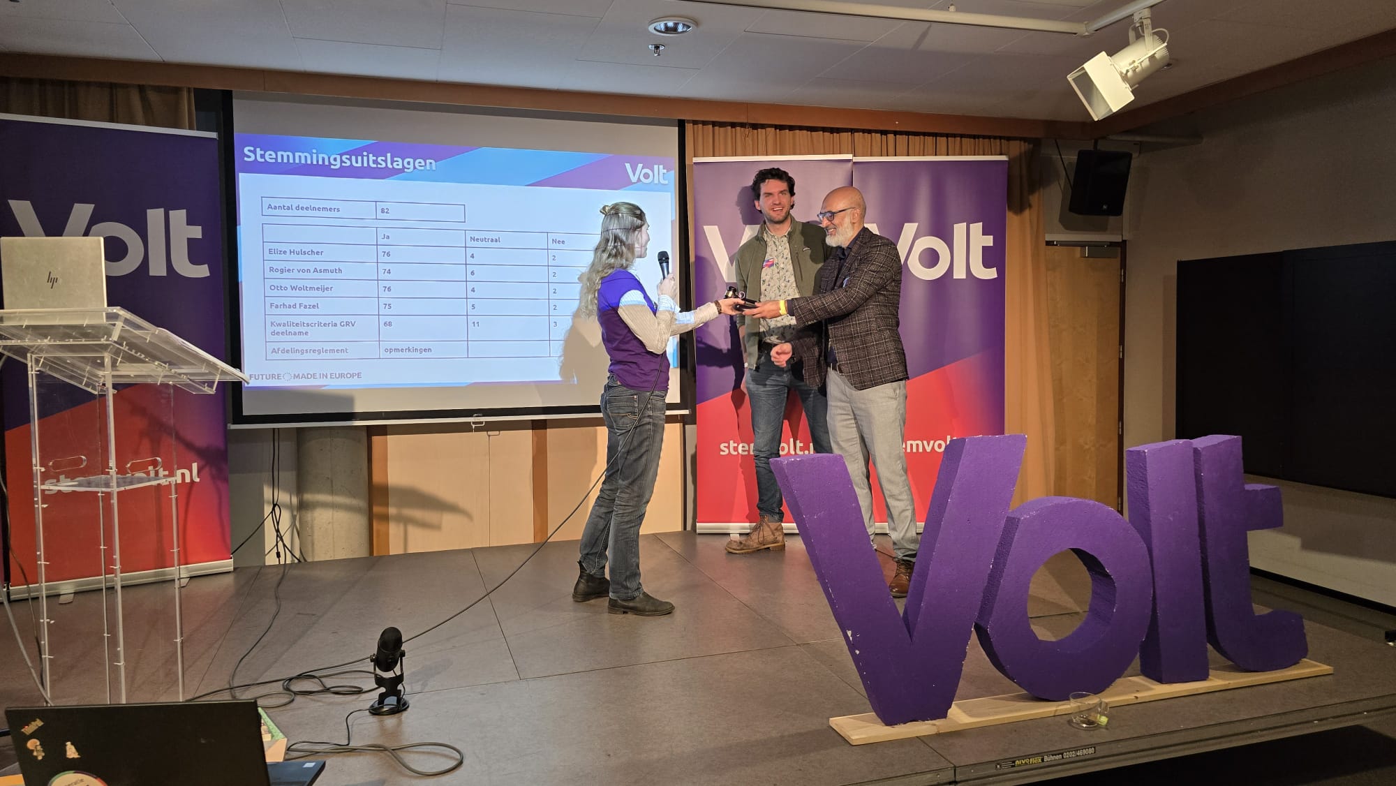 Het nieuwe bestuur krijgt de voorzittershamer overhandigd op het Overijssel congres