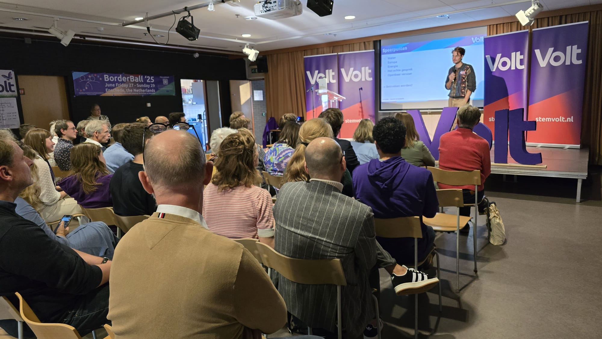 Berend Termeer vertelt wat over zijn fractiewerk op het Overijssel congres, de zaal luistert aandachtig